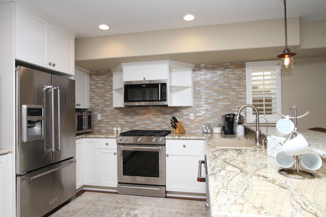 Transitional White Kitchen klassisch-modern-kueche