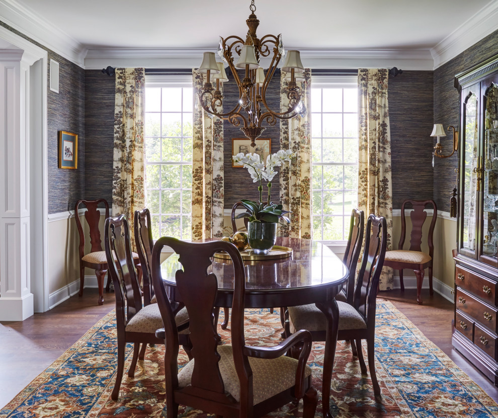 Inspiration pour une salle à manger traditionnelle fermée avec un mur bleu, un sol en bois brun et du papier peint.