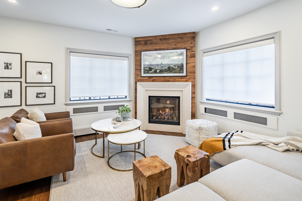 Mittelgroßes, Abgetrenntes Stilmix Wohnzimmer mit weißer Wandfarbe, braunem Holzboden, Kamin, Kaminumrandung aus Holz, braunem Boden und Holzdielenwänden in Toronto