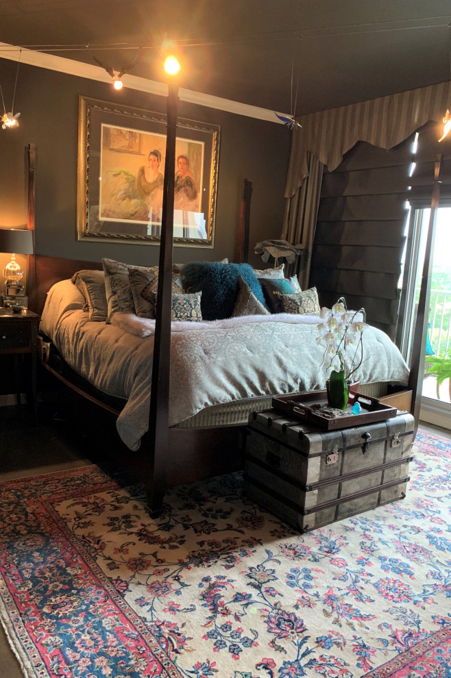 Shabby-Chic Hauptschlafzimmer mit brauner Wandfarbe und braunem Boden in Houston