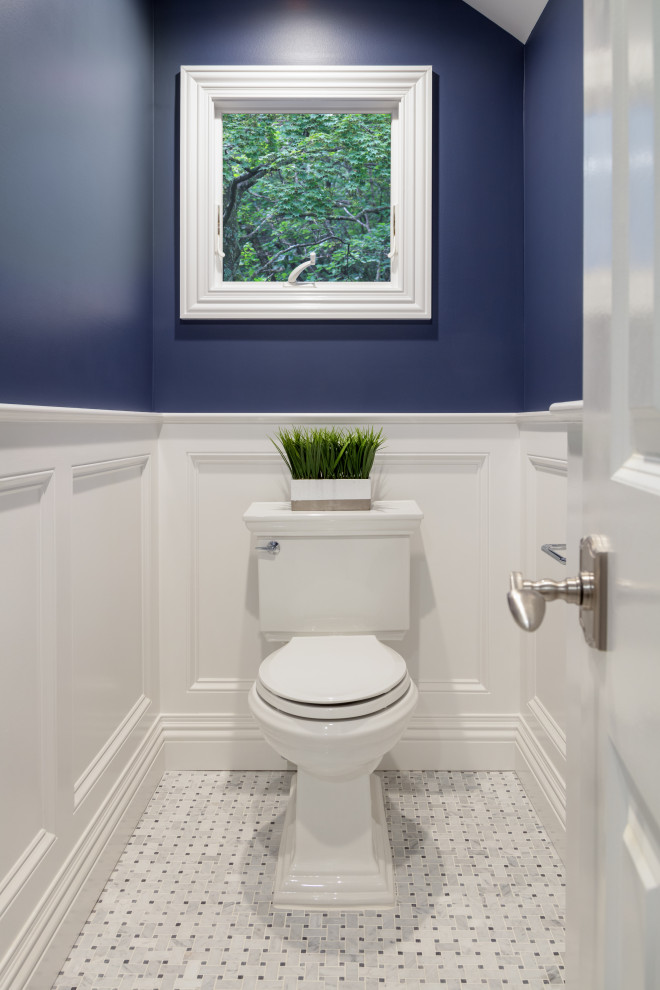 Idéer för stora vintage vitt toaletter, med skåp i shakerstil, blå skåp, en toalettstol med separat cisternkåpa, vit kakel, marmorkakel, grå väggar, marmorgolv, ett undermonterad handfat, bänkskiva i kvarts och vitt golv