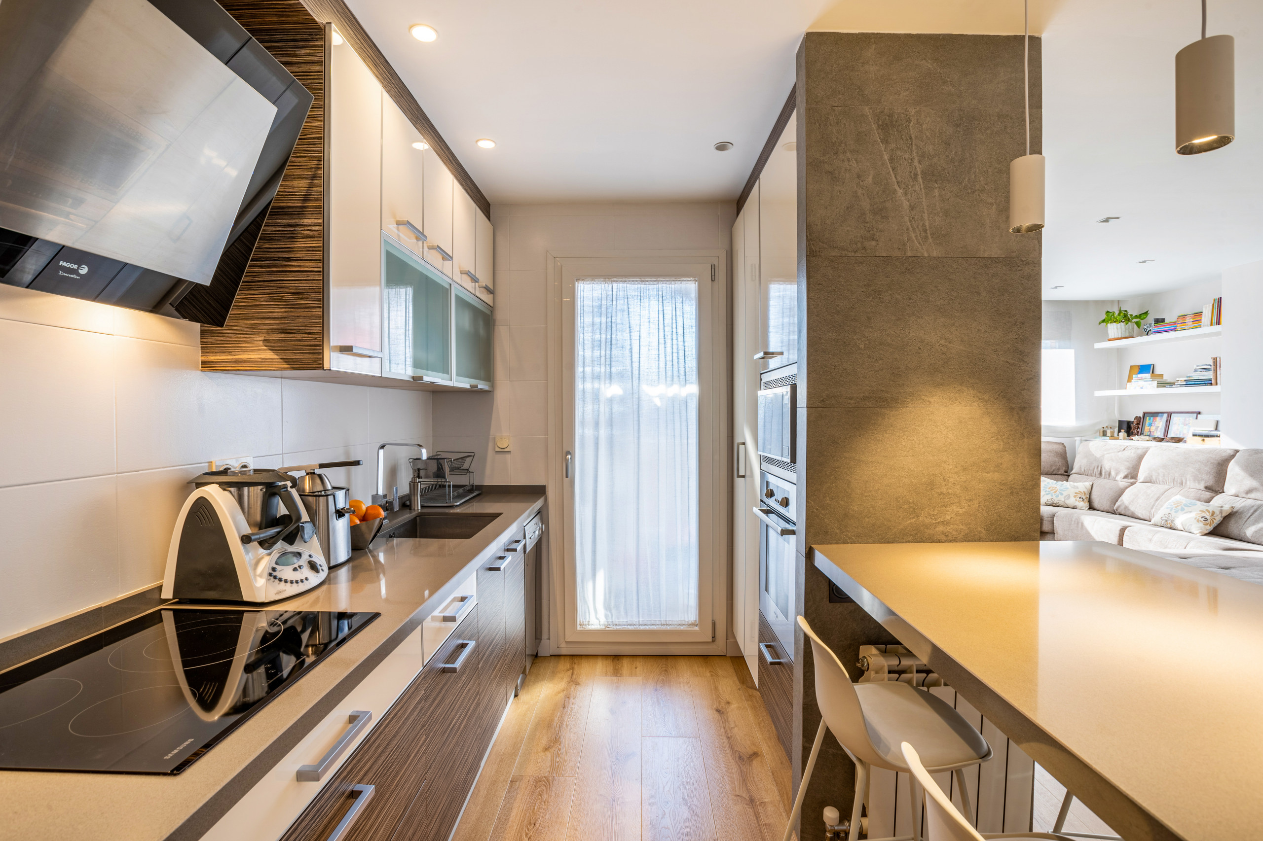 Cocina semiabierta con barra a salón comedor