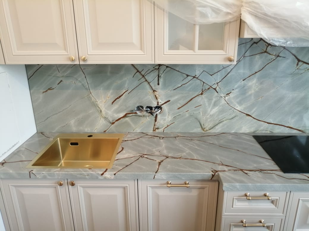 Столешница и фартук из кварцита Блю Рома (Blue Roma) 20мм