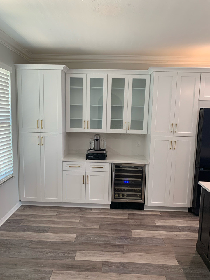 Photo of a large transitional single-wall eat-in kitchen in Tampa with shaker cabinets, quartz benchtops, engineered quartz splashback, vinyl floors and with island.