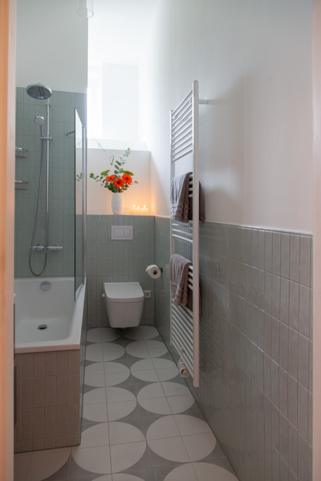 Источник вдохновения для домашнего уюта: узкая и длинная серо-белая ванная комната среднего размера в современном стиле с фасадами с выступающей филенкой, серыми фасадами, накладной ванной, душем над ванной, раздельным унитазом, зеленой плиткой, керамической плиткой, белыми стенами, полом из керамической плитки, душевой кабиной, монолитной раковиной, столешницей из ламината, серым полом, открытым душем, белой столешницей, тумбой под одну раковину, подвесной тумбой и многоуровневым потолком