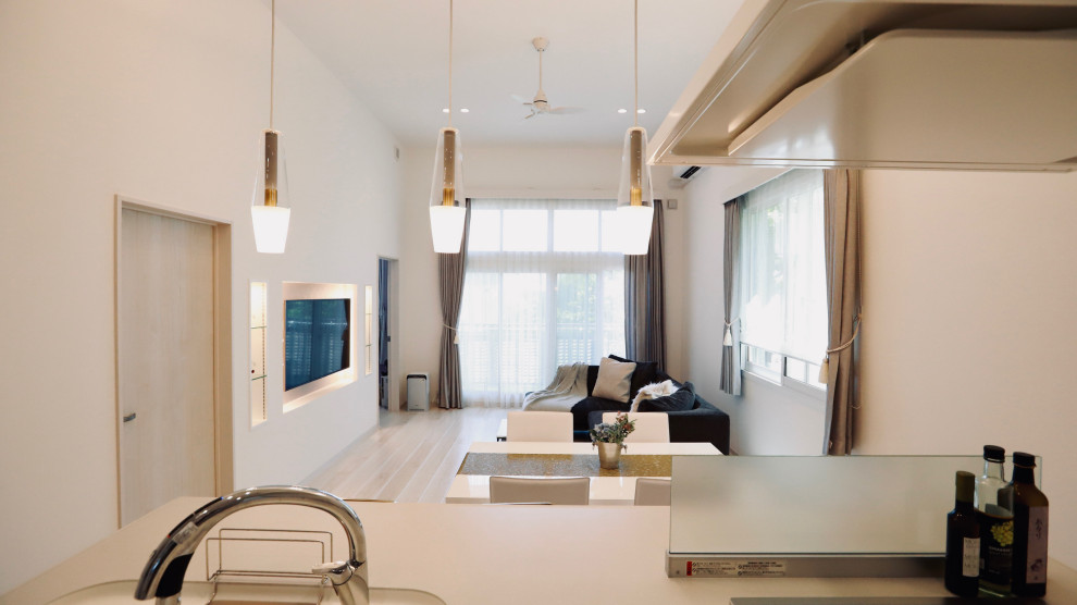 Exempel på ett modernt vardagsrum, med vita väggar, ljust trägolv och en väggmonterad TV