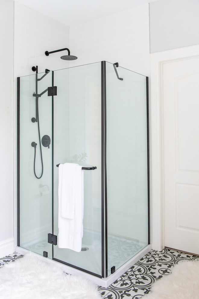 Transitional home design photo in Toronto