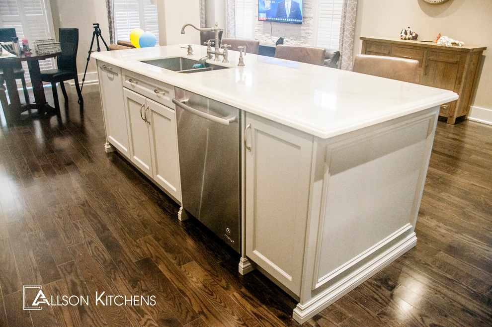 Kitchen - transitional kitchen idea in Toronto
