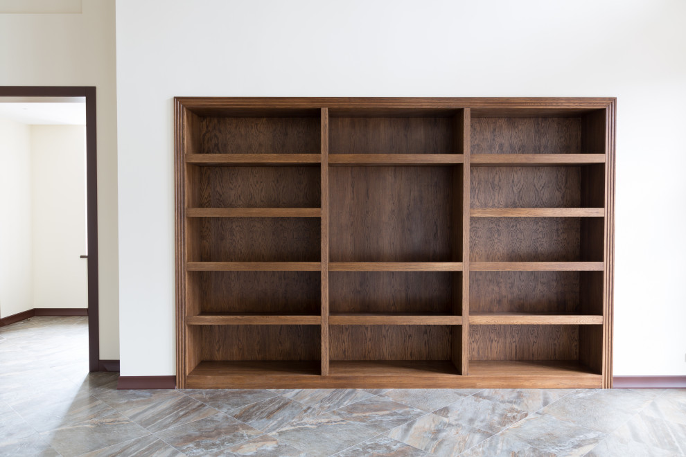 Встроенный открытый шкаф в каминной из дуба в масле