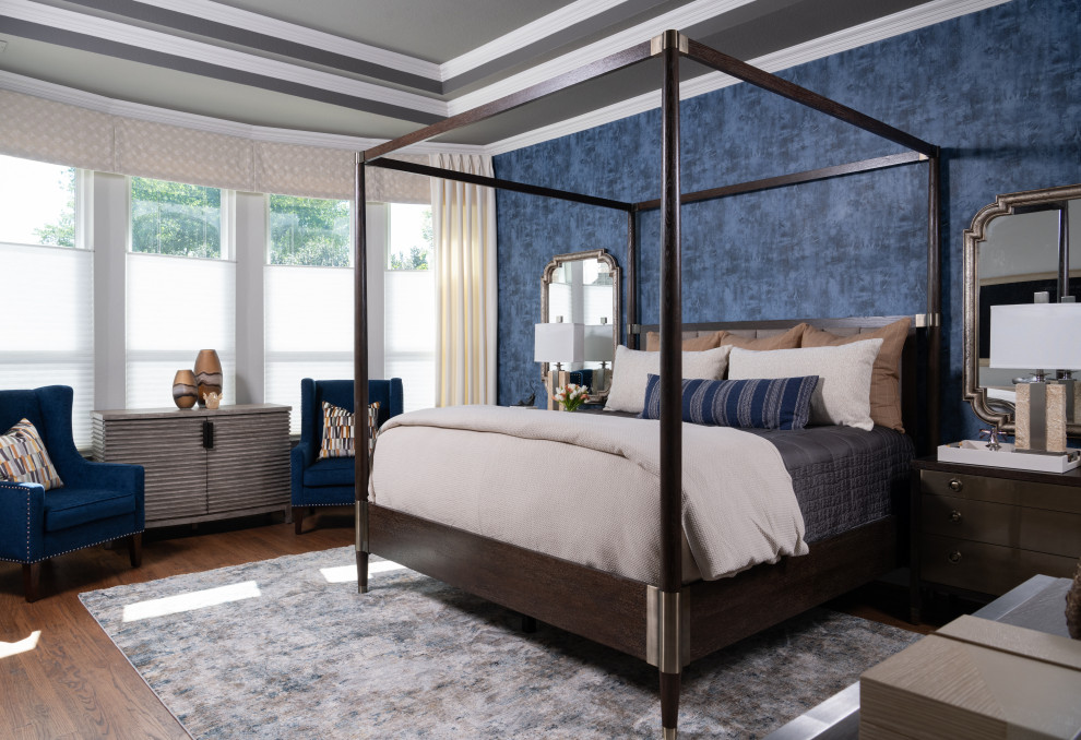 Großes Klassisches Hauptschlafzimmer mit blauer Wandfarbe, braunem Holzboden, eingelassener Decke und Tapetenwänden in Dallas