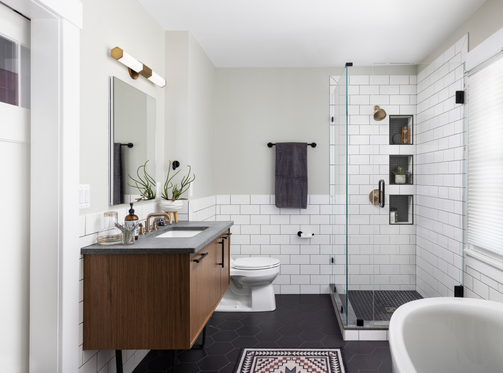Eklektisk inredning av ett en-suite badrum, med grå skåp och ett fristående badkar