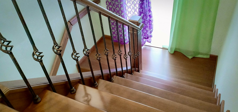 Лестница из массива бука.