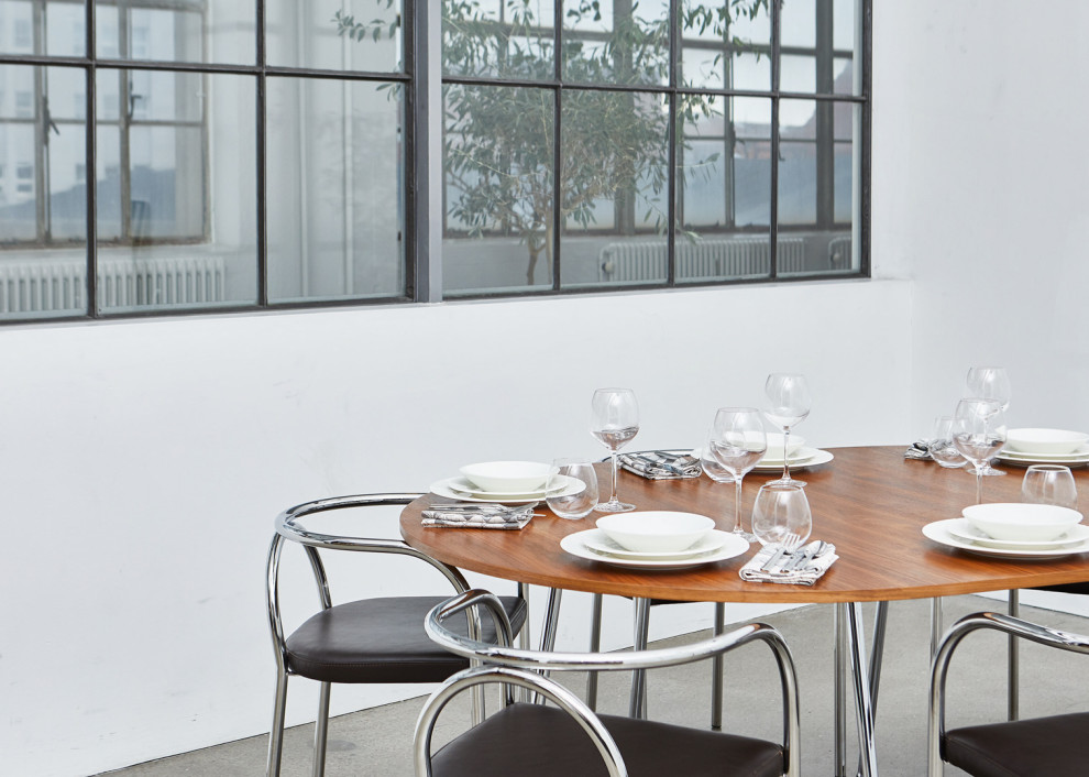 Exemple d'une salle à manger scandinave avec un mur blanc, aucune cheminée et un sol gris.