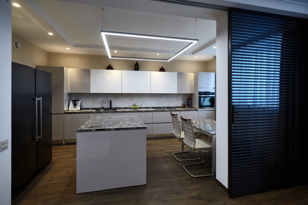 Минимализм с камнем. Кухня-столовая в Пензе