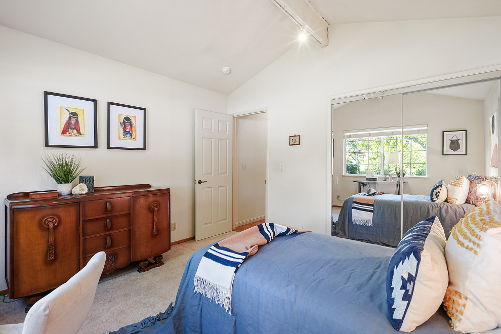 Kleines Mid-Century Schlafzimmer mit weißer Wandfarbe, Teppichboden und beigem Boden in San Francisco