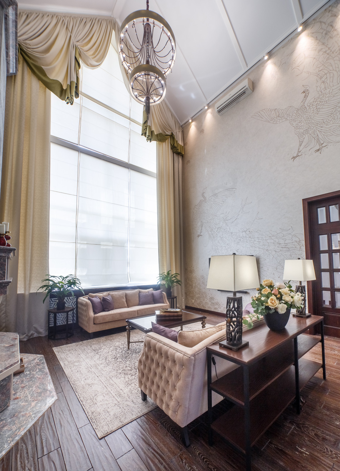 Интерьер загородного дома с двусветным пространством