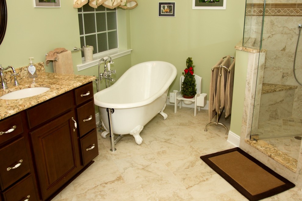 Design ideas for a small traditional bathroom in Tampa.