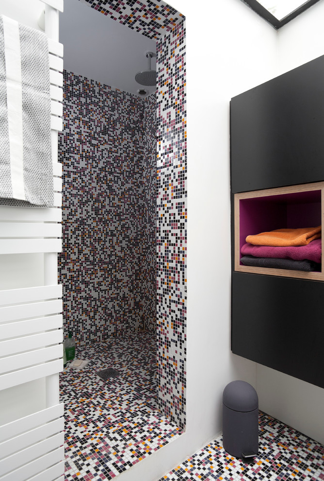 Small contemporary 3/4 bathroom in Paris with flat-panel cabinets, black cabinets, an alcove shower, multi-coloured tile, mosaic tile, white walls and mosaic tile floors.