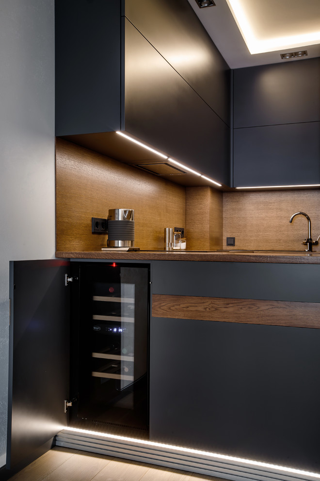 Photo of a mid-sized contemporary u-shaped eat-in kitchen in Yekaterinburg with an undermount sink, flat-panel cabinets, grey cabinets, wood benchtops, brown splashback, timber splashback, panelled appliances, medium hardwood floors and a peninsula.