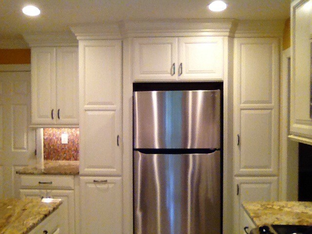Example of a mid-sized transitional u-shaped ceramic tile eat-in kitchen design in Richmond with an undermount sink, raised-panel cabinets, white cabinets, granite countertops, white backsplash, subway tile backsplash, stainless steel appliances and a peninsula