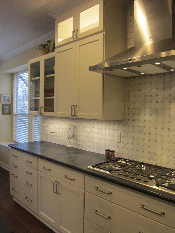 Kitchen - transitional kitchen idea in Dallas