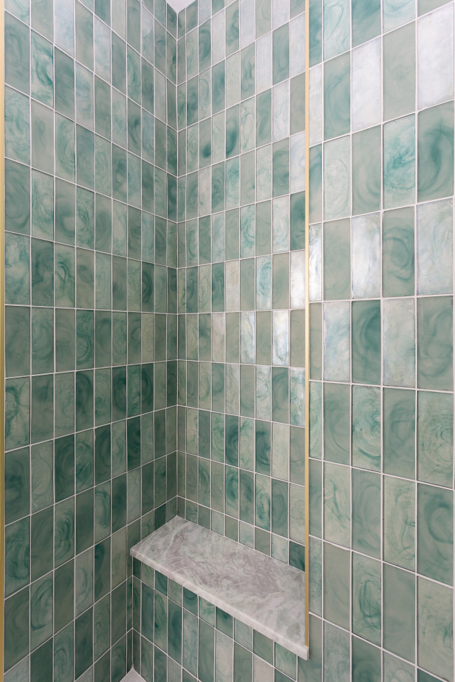 На фото: ванная комната среднего размера в морском стиле с фасадами островного типа, белыми фасадами, угловым душем, раздельным унитазом, зеленой плиткой, стеклянной плиткой, белыми стенами, полом из мозаичной плитки, монолитной раковиной, белым полом, душем с распашными дверями, белой столешницей, сиденьем для душа, тумбой под одну раковину и напольной тумбой с