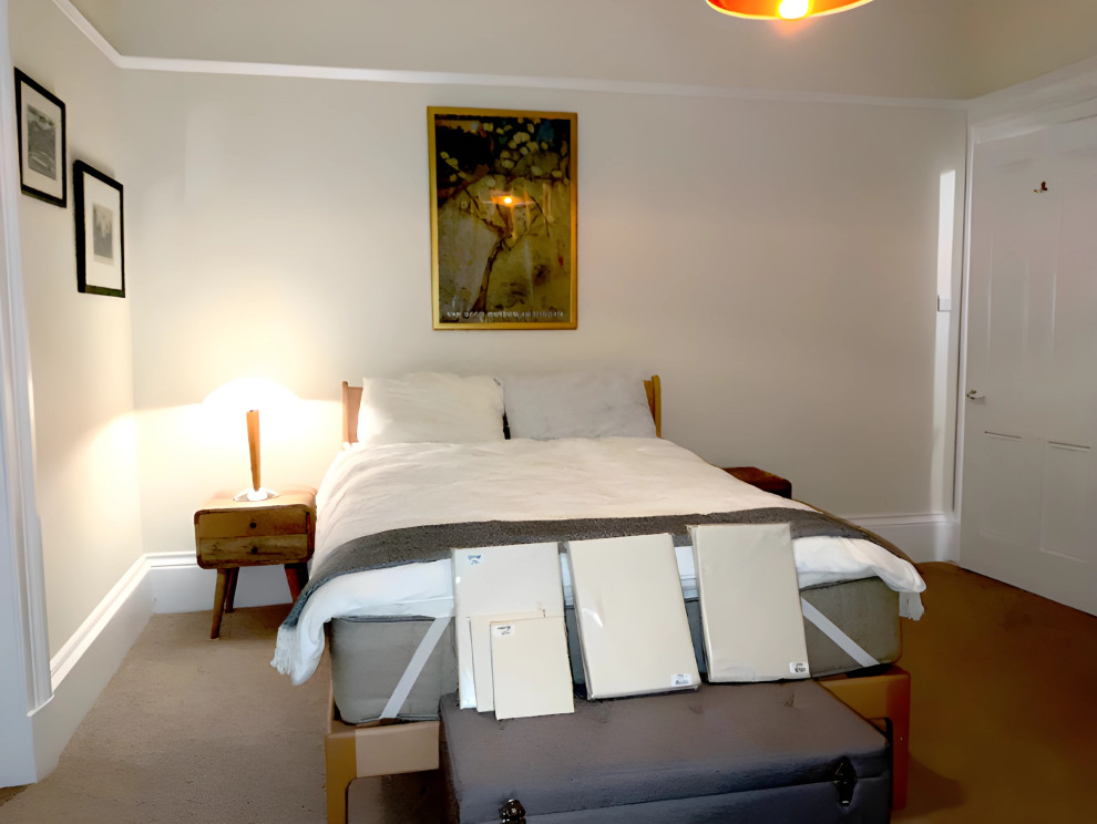 Imagen de dormitorio principal nórdico con paredes blancas, moqueta y suelo beige