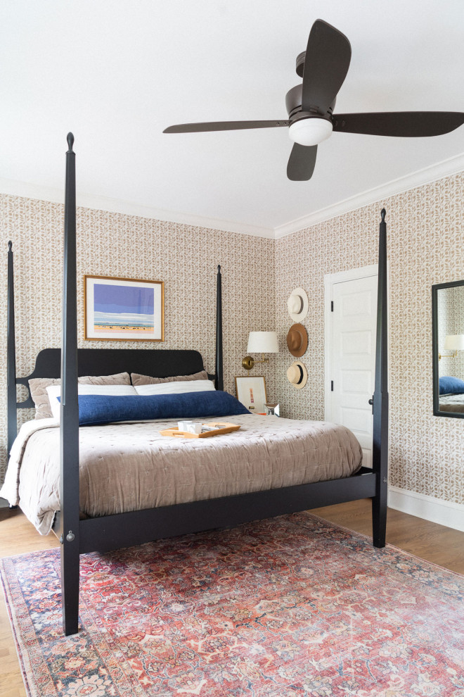 Imagen de dormitorio principal tradicional renovado con paredes beige, suelo de madera en tonos medios, suelo marrón y papel pintado