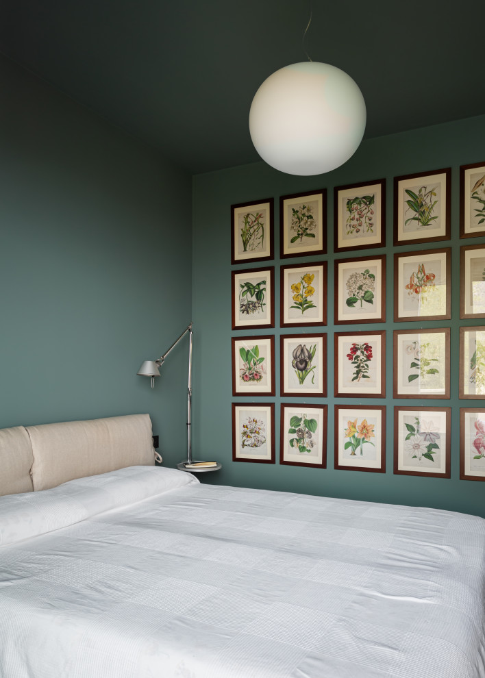 На фото: маленькая гостевая спальня (комната для гостей) в современном стиле с зелеными стенами, паркетным полом среднего тона, бежевым полом и панелями на стенах для на участке и в саду
