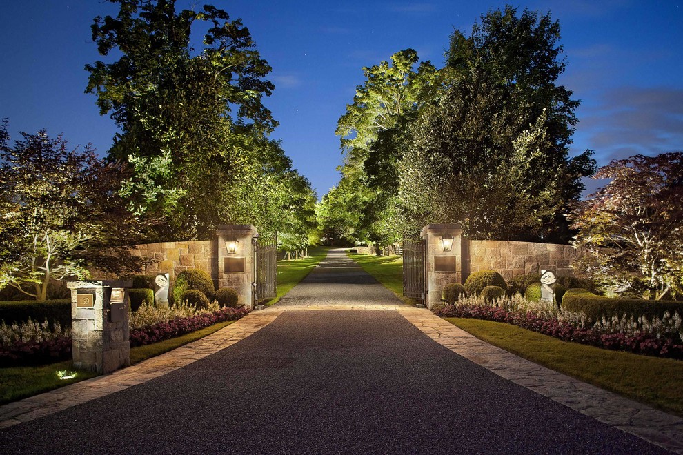 Inspiration for a large traditional front yard full sun driveway in New York with natural stone pavers.