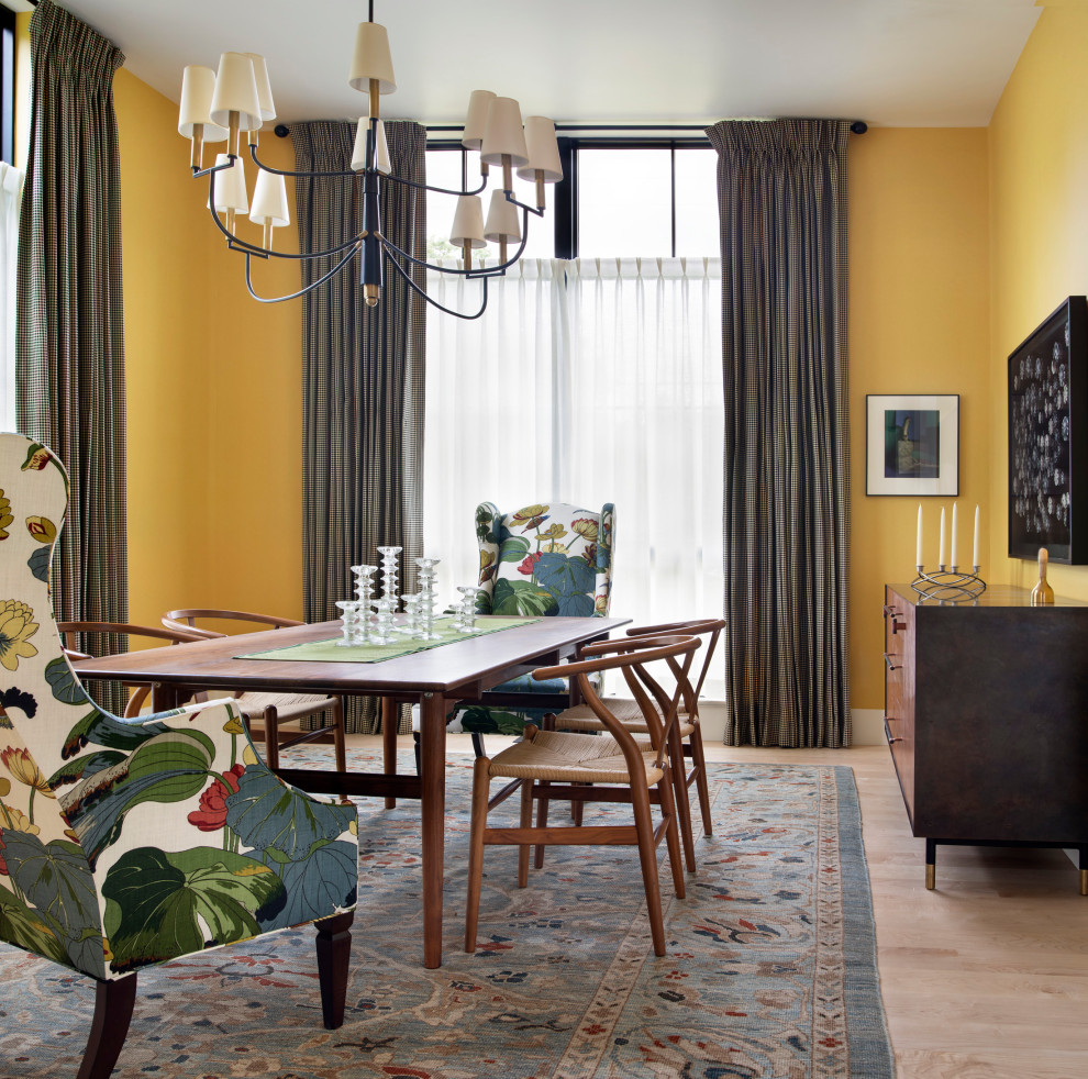 Idee per una sala da pranzo minimalista con pareti gialle e parquet chiaro
