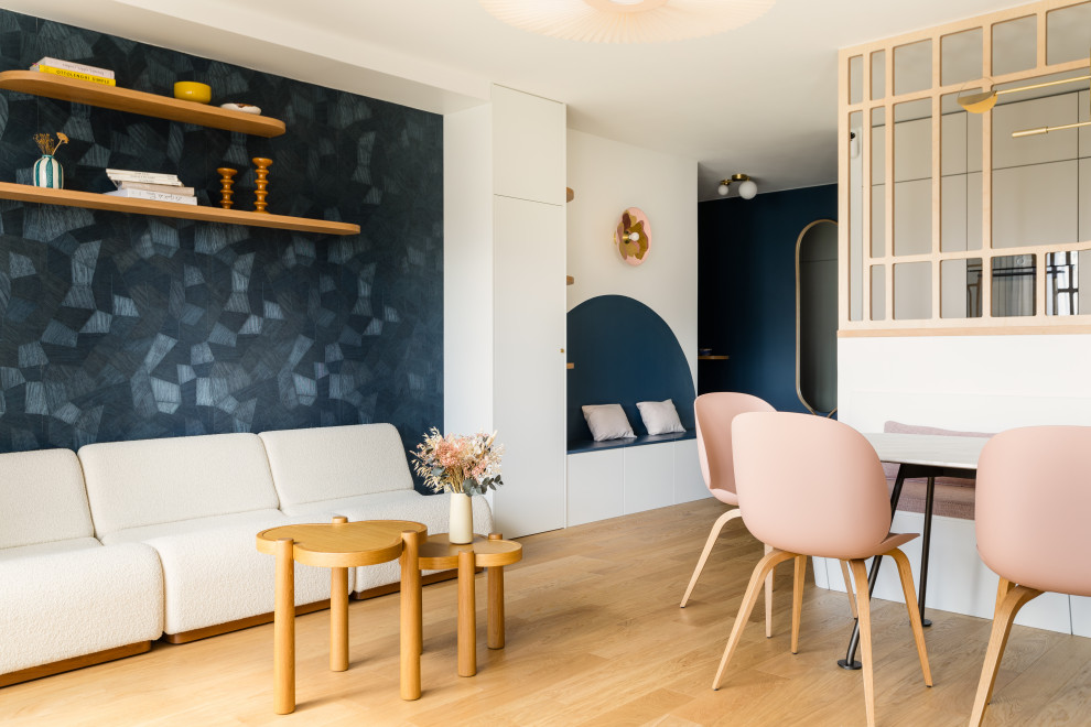 Idées déco pour une salle à manger ouverte sur le salon contemporaine de taille moyenne avec un mur bleu, parquet clair, un sol beige, du papier peint et verrière.