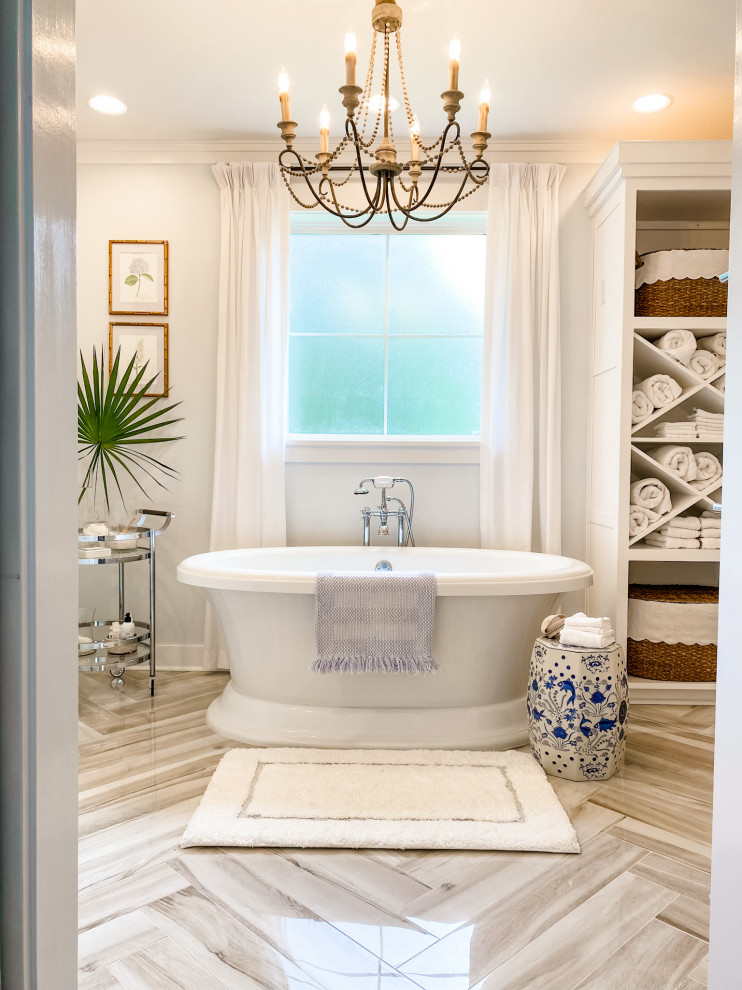Exempel på ett mellanstort lantligt vit vitt en-suite badrum, med skåp i shakerstil, vita skåp, ett fristående badkar, en dubbeldusch, marmorgolv, bänkskiva i kvartsit, grått golv och med dusch som är öppen