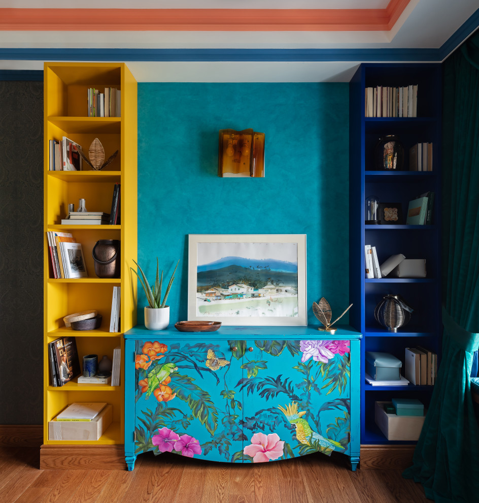 На фото: домашняя библиотека среднего размера в стиле фьюжн с разноцветными стенами, деревянным полом, встроенным рабочим столом, коричневым полом, кессонным потолком и любой отделкой стен