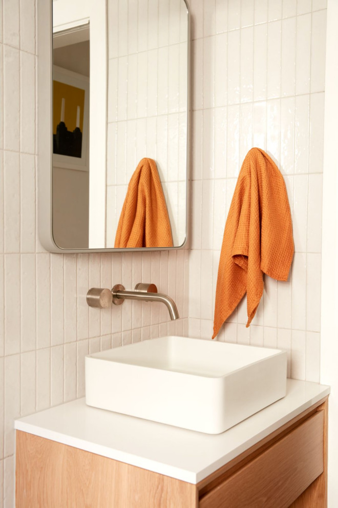Exempel på ett eklektiskt vit vitt en-suite badrum, med skåp i mellenmörkt trä, ett platsbyggt badkar, en dusch/badkar-kombination, beige kakel, tunnelbanekakel, cementgolv, marmorbänkskiva och dusch med duschdraperi