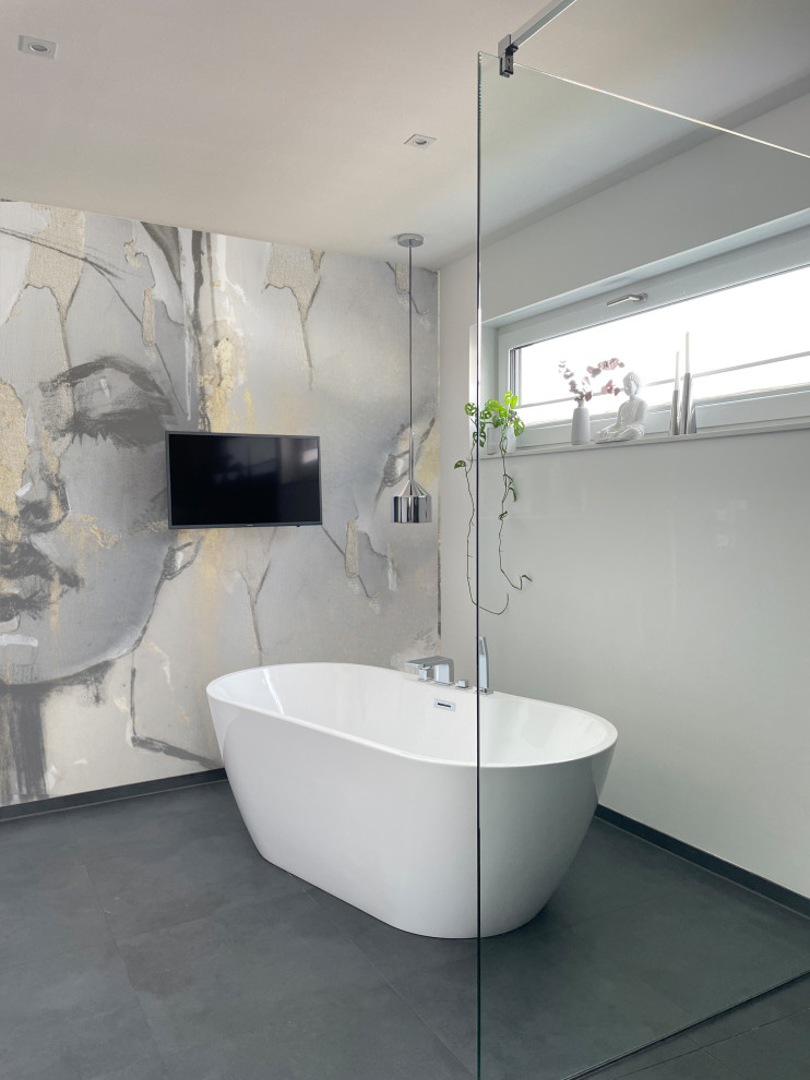 This is an example of a mid-sized contemporary bathroom in Bremen.