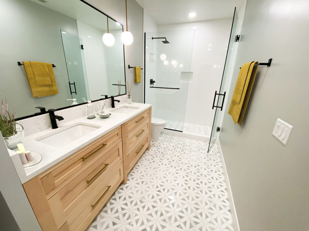 Contemporary master bathroom in Chicago with recessed-panel cabinets, light wood cabinets, a two-piece toilet, white tile, ceramic tile, grey walls, marble floors, an undermount sink, quartzite benchtops, grey floor, a hinged shower door, white benchtops, a niche, a double vanity and a freestanding vanity.