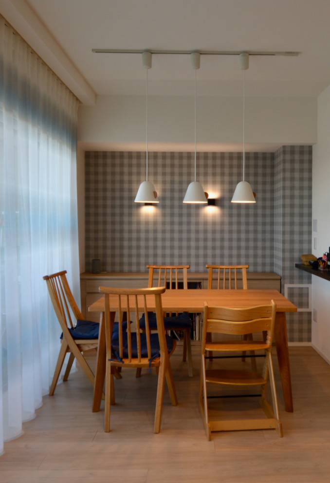 Idéer för mellanstora nordiska matplatser med öppen planlösning, med grå väggar och mellanmörkt trägolv