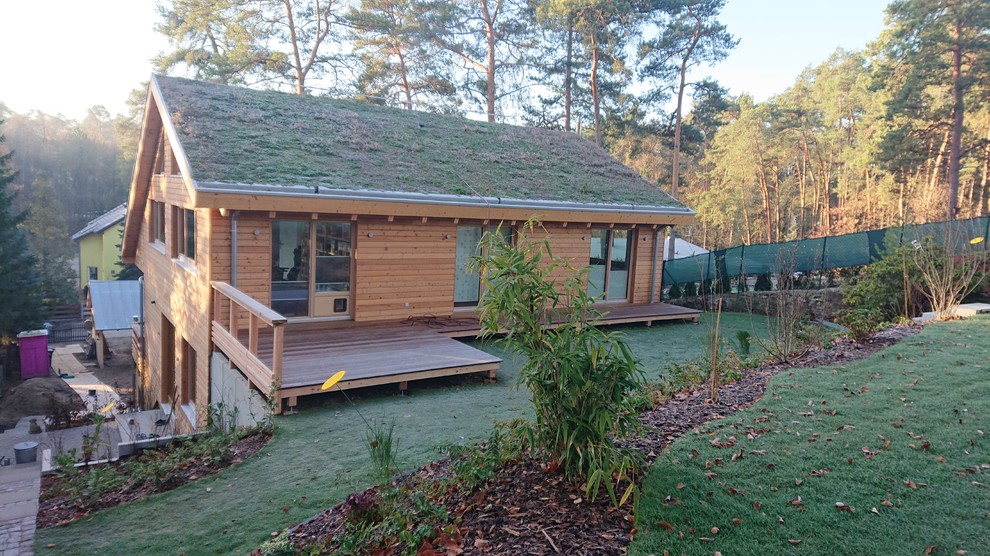 Kleine, Unbedeckte Skandinavische Terrasse hinter dem Haus in Berlin