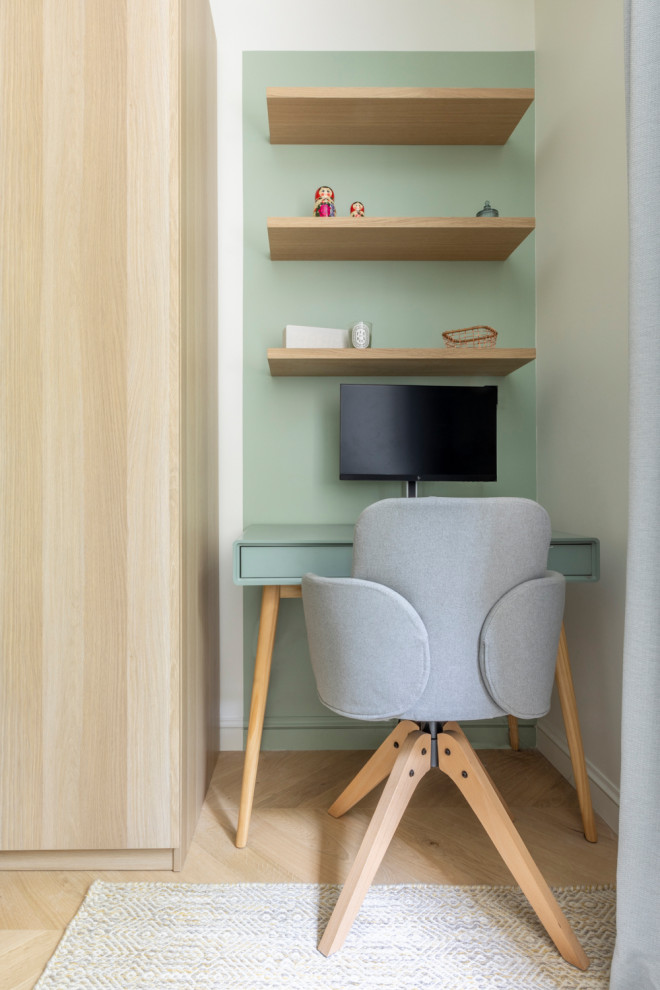 Aménagement d'une chambre parentale blanche et bois contemporaine de taille moyenne avec un mur vert, parquet clair et dressing.