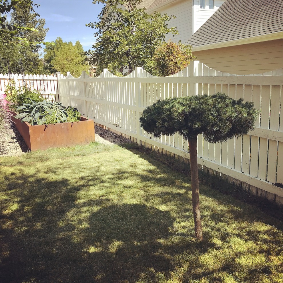 Example of a transitional home design design in Denver