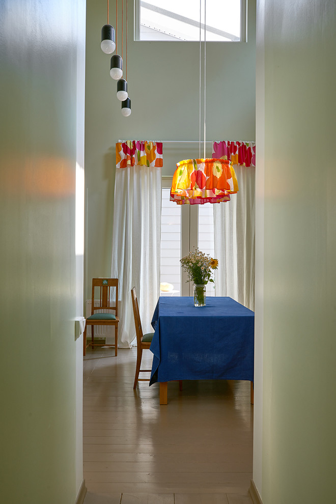 Дача с оранжевыми дверями