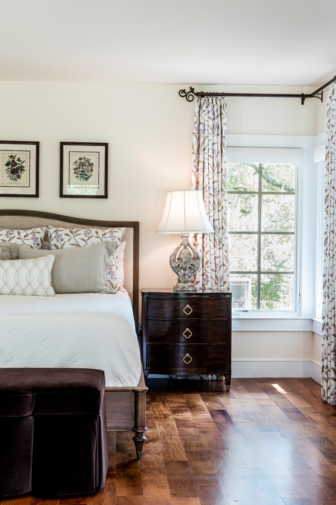 Foto de dormitorio principal clásico grande con paredes beige, suelo de madera en tonos medios y suelo marrón