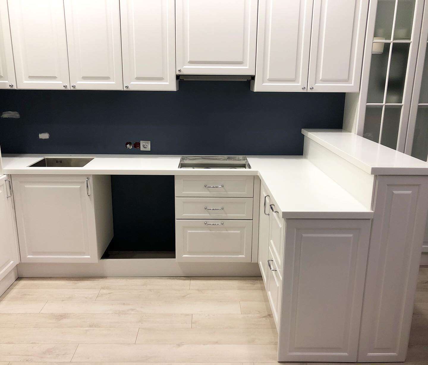 Столешница с барной стойкой на кухне в классическом стиле