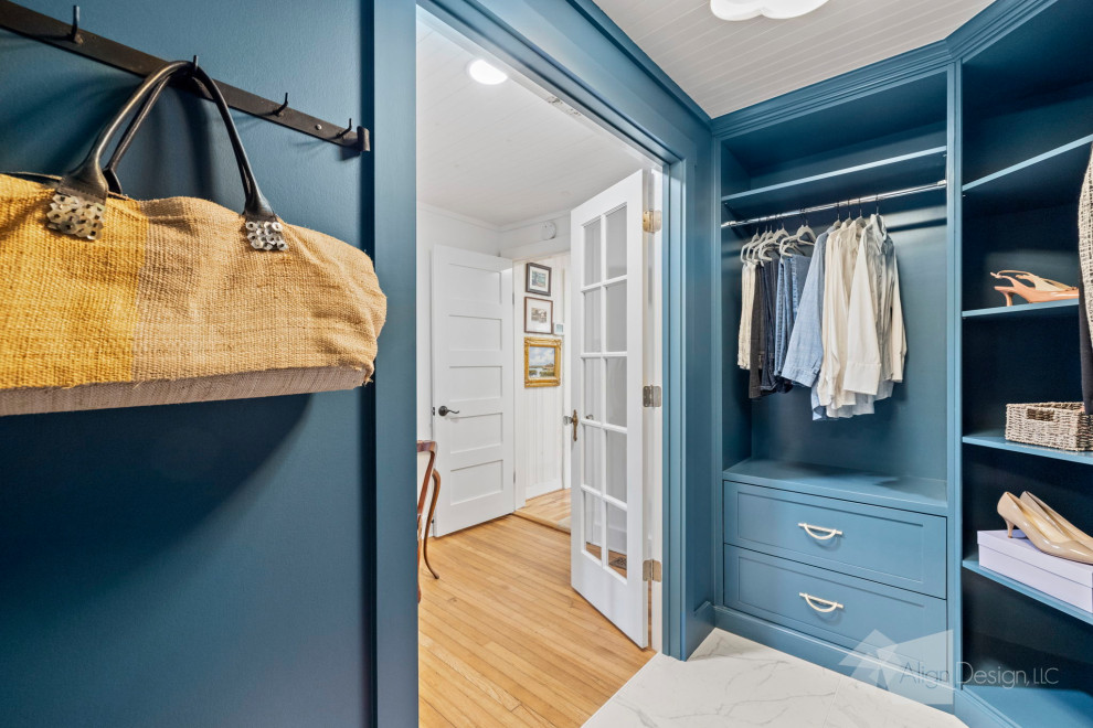 Réalisation d'un dressing room tradition de taille moyenne et neutre avec un placard à porte shaker, des portes de placard bleues, un sol en marbre, un sol multicolore et un plafond en bois.
