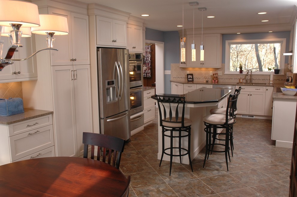 This is an example of a transitional kitchen in Cincinnati.