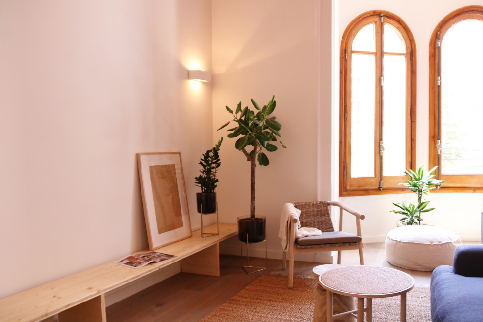 Esempio di un soggiorno mediterraneo di medie dimensioni e aperto con pareti bianche, parquet chiaro, parete attrezzata, pavimento beige e travi a vista