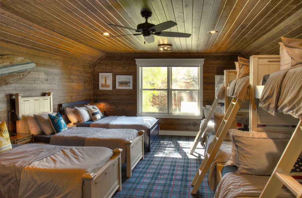 Réalisation d'une chambre d'enfant chalet en bois de taille moyenne avec un mur marron, moquette, un sol bleu et un plafond en bois.