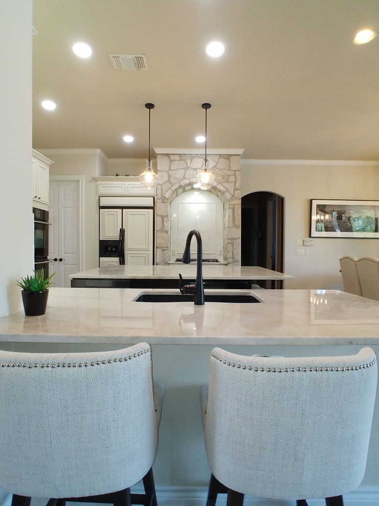 Kitchen - transitional kitchen idea in Austin