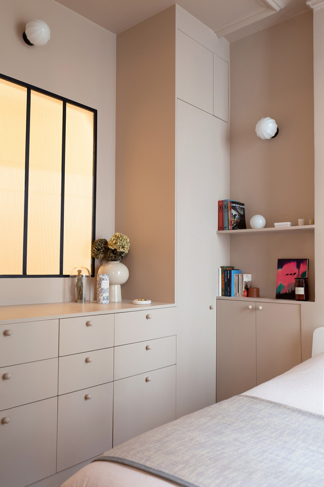 Inspiration for a small contemporary master bedroom in Paris with pink walls.